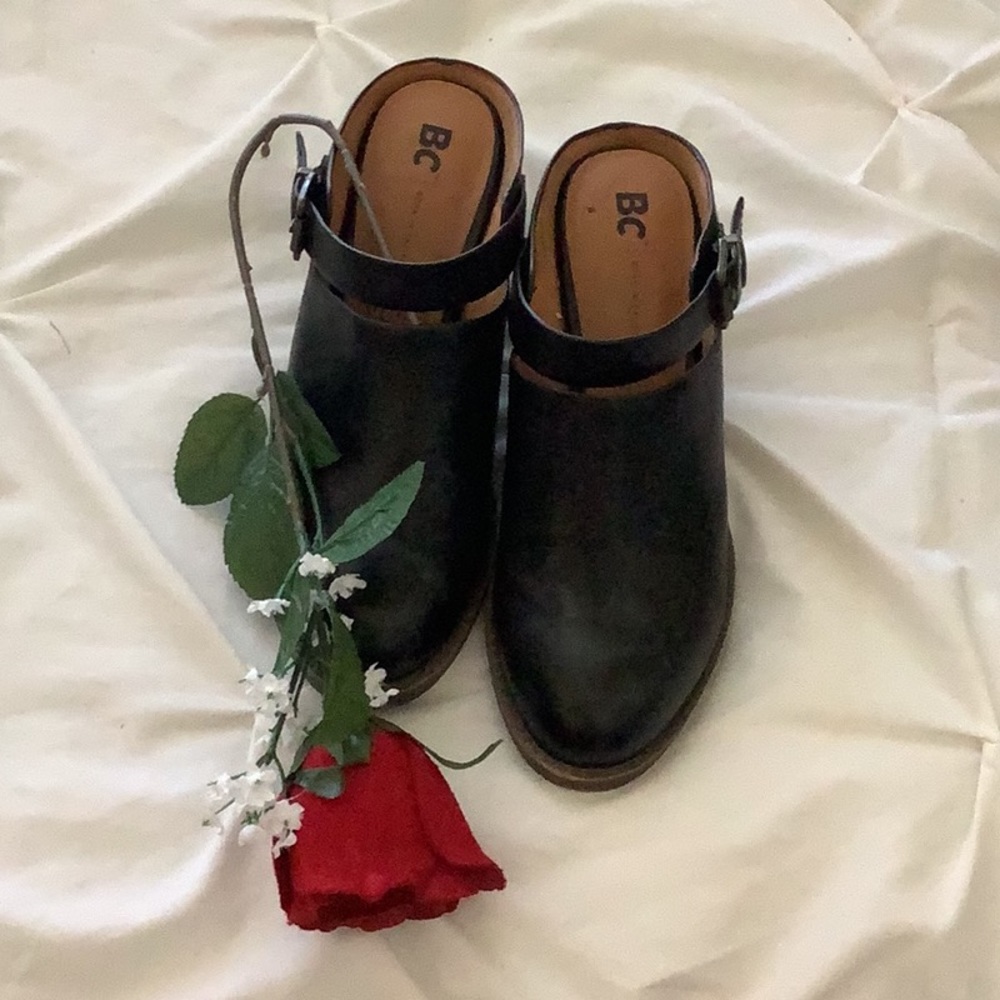 Black mules with buckle